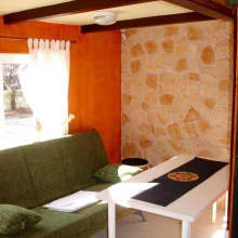 Camping & Bungalows Suspiro del Moro. Otura. Granada. salón con sofá-cama